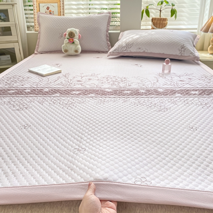 91家纺网 家纺一手货源 找家纺 慕梵家居 2025新款冰豆豆数码印花圆网凉席款凉席席子三件套 格桑花