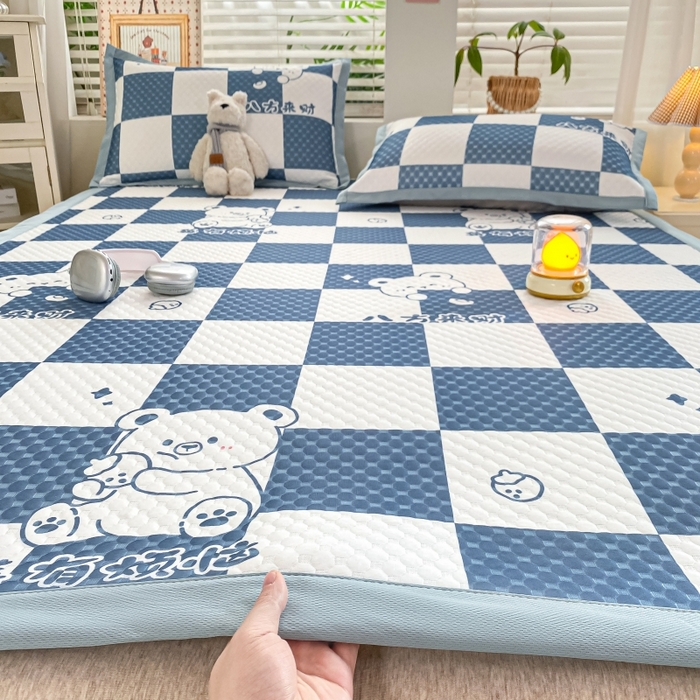 91家纺网 家纺一手货源 找家纺 慕梵家居 2025新款冰豆豆数码印花圆网凉席款凉席席子三件套 格子熊