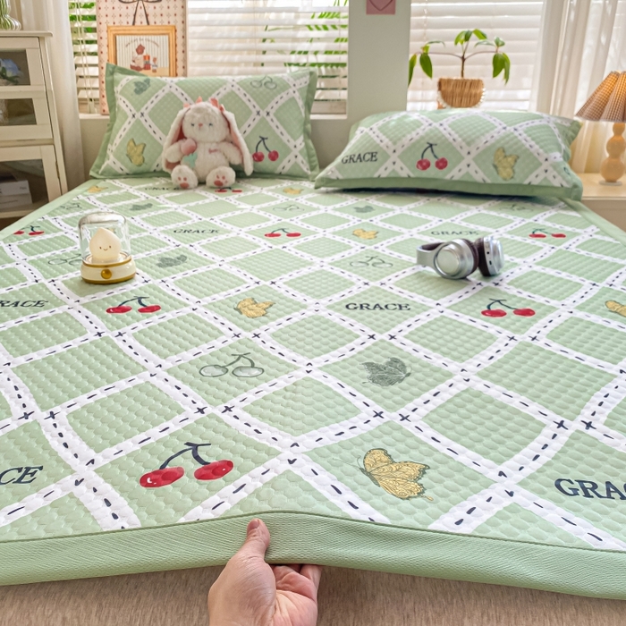 91家纺网 家纺一手货源 找家纺 慕梵家居 2025新款冰豆豆数码印花圆网凉席款凉席席子三件套 蝴蝶樱桃