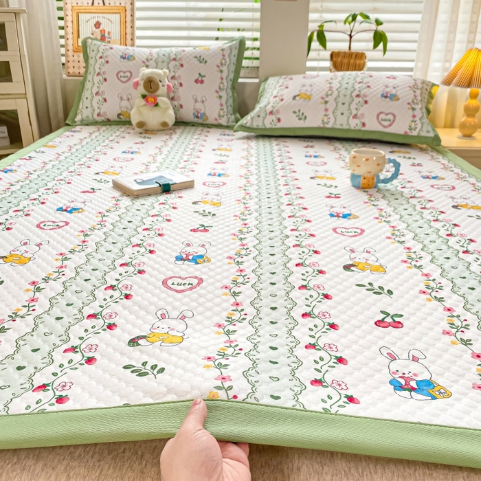 91家纺网 家纺一手货源 找家纺 慕梵家居 2025新款冰豆豆数码印花圆网凉席款凉席席子三件套 花园兔