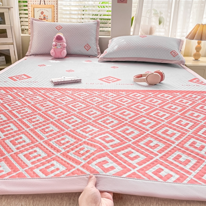 91家纺网 家纺一手货源 找家纺 慕梵家居 2025新款冰豆豆数码印花圆网凉席款凉席席子三件套 回字格