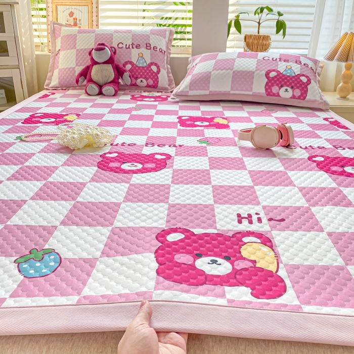 91家纺网 家纺一手货源 找家纺 慕梵家居 2025新款冰豆豆数码印花圆网凉席款凉席席子三件套 可爱熊-粉