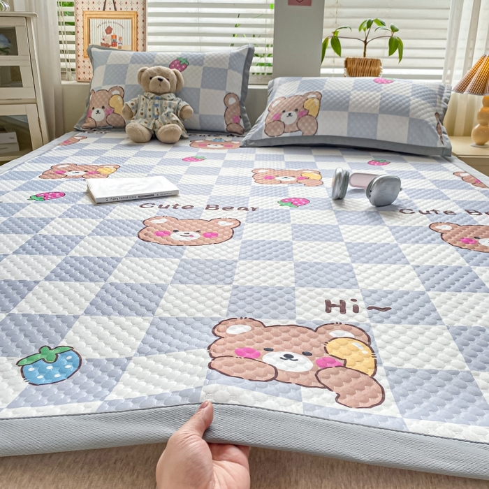 91家纺网 家纺一手货源 找家纺 慕梵家居 2025新款冰豆豆数码印花圆网凉席款凉席席子三件套 可爱熊-蓝