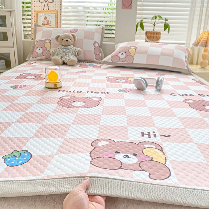 91家纺网 家纺一手货源 找家纺 慕梵家居 2025新款冰豆豆数码印花圆网凉席款凉席席子三件套 可爱熊-咖