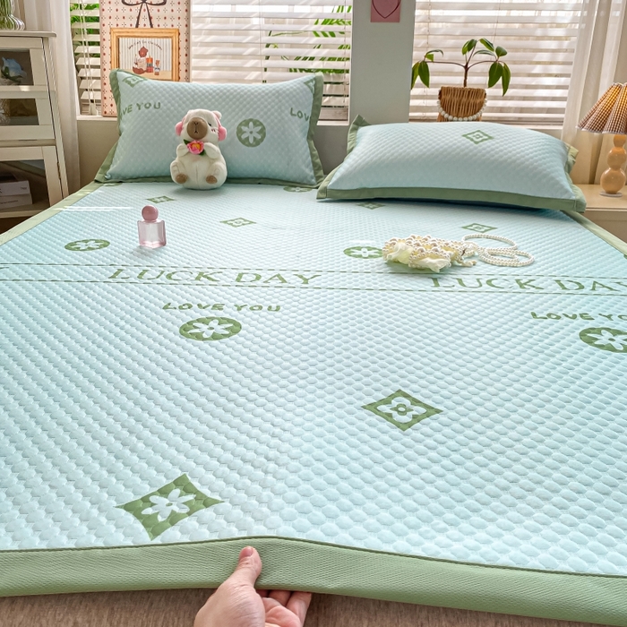 91家纺网 家纺一手货源 找家纺 慕梵家居 2025新款冰豆豆数码印花圆网凉席款凉席席子三件套 美好一天