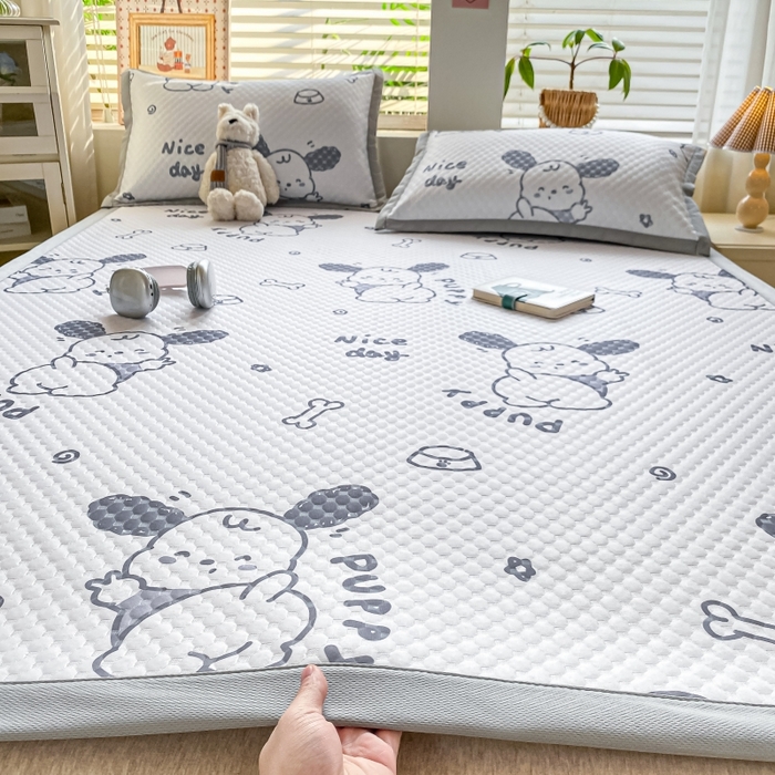 91家纺网 家纺一手货源 找家纺 慕梵家居 2025新款冰豆豆数码印花圆网凉席款凉席席子三件套 帕帕狗