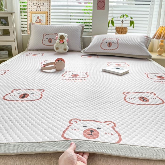 91家纺网 家纺一手货源 找家纺 慕梵家居 2025新款冰豆豆数码印花圆网凉席款凉席席子三件套 小棕熊