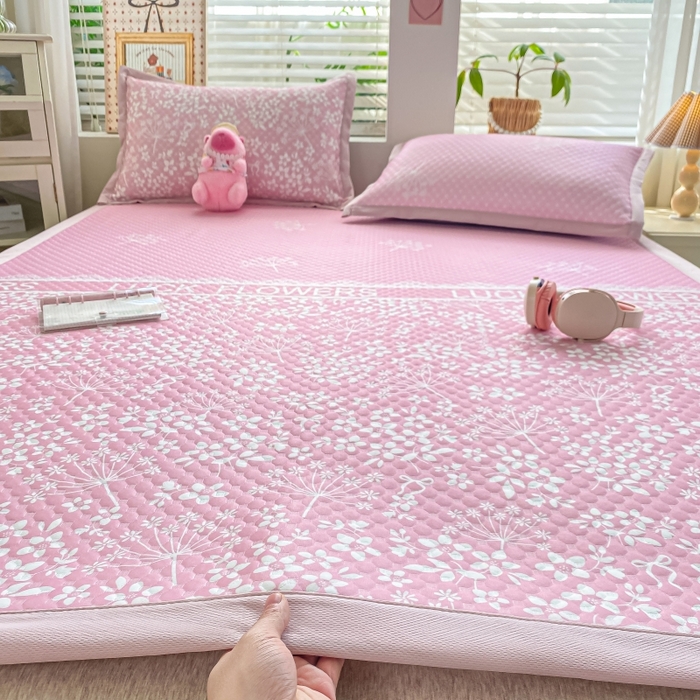 91家纺网 家纺一手货源 找家纺 慕梵家居 2025新款冰豆豆数码印花圆网凉席款凉席席子三件套 幸运花