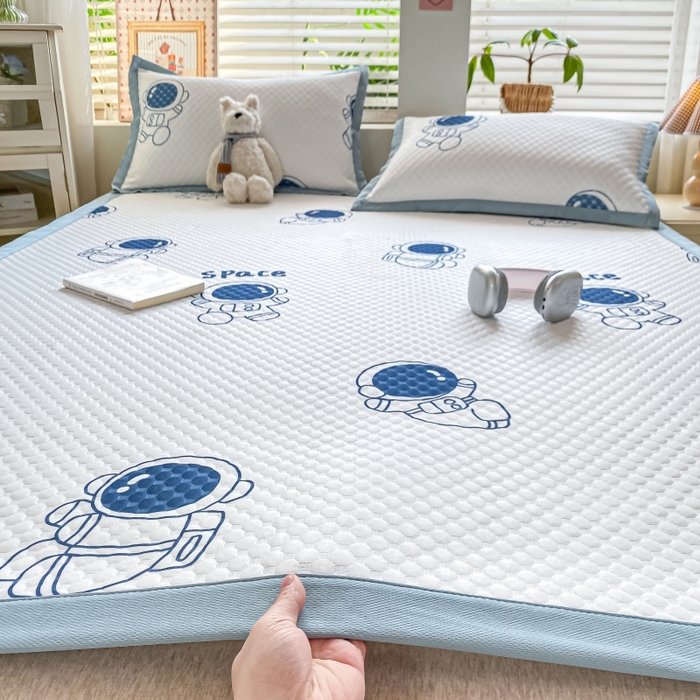 91家纺网 家纺一手货源 找家纺 慕梵家居 2025新款冰豆豆数码印花圆网凉席款凉席席子三件套 醉入星河