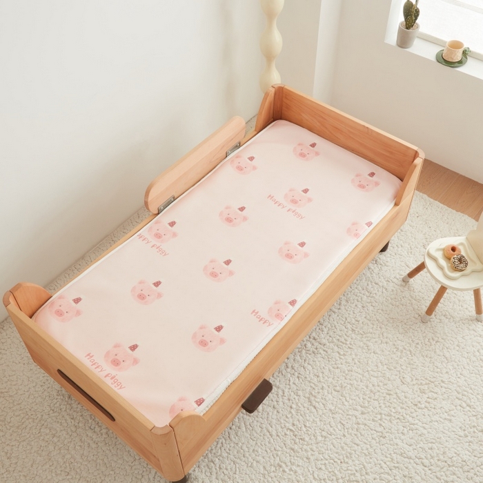 91家纺网 家纺一手货源 找家纺 艾佳宝贝 2025春夏A类多动能儿童双面床垫冰丝凉席 乖巧萌猪