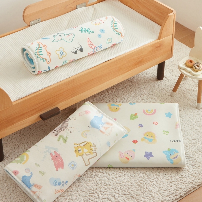 91家纺网 家纺一手货源 找家纺 艾佳宝贝 2025春夏A类多动能儿童双面床垫冰丝凉席 叠拍图