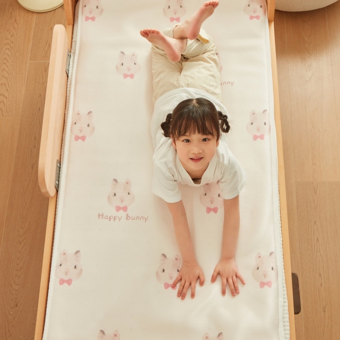 91家纺网 家纺一手货源 找家纺 艾佳宝贝 2025春夏A类多动能儿童双面床垫冰丝凉席 乖萌甜兔
