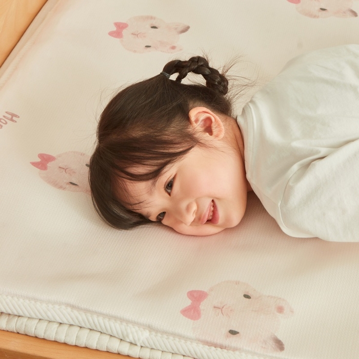 91家纺网 家纺一手货源 找家纺 艾佳宝贝 2025春夏A类多动能儿童双面床垫冰丝凉席 乖萌甜兔