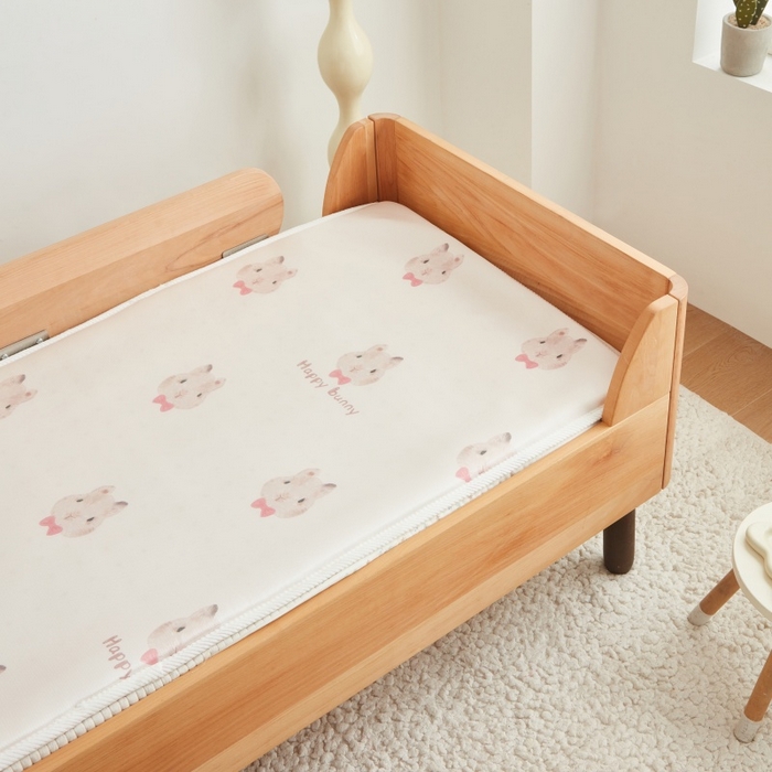 91家纺网 家纺一手货源 找家纺 艾佳宝贝 2025春夏A类多动能儿童双面床垫冰丝凉席 乖萌甜兔