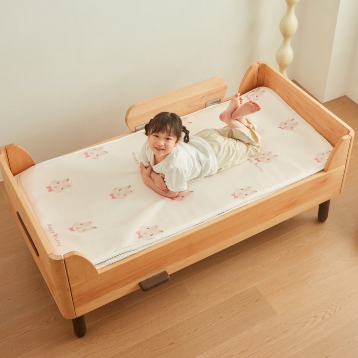 91家纺网 家纺一手货源 找家纺 艾佳宝贝 2025春夏A类多动能儿童双面床垫冰丝凉席 乖萌甜兔