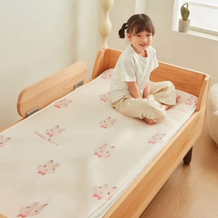 91家纺网 家纺一手货源 找家纺 艾佳宝贝 2025春夏A类多动能儿童双面床垫冰丝凉席 乖萌甜兔