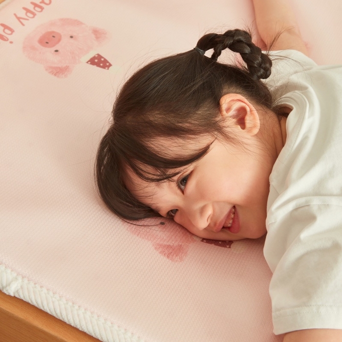 91家纺网 家纺一手货源 找家纺 艾佳宝贝 2025春夏A类多动能儿童双面床垫冰丝凉席 乖巧萌猪