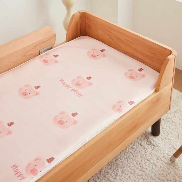 91家纺网 家纺一手货源 找家纺 艾佳宝贝 2025春夏A类多动能儿童双面床垫冰丝凉席 乖巧萌猪