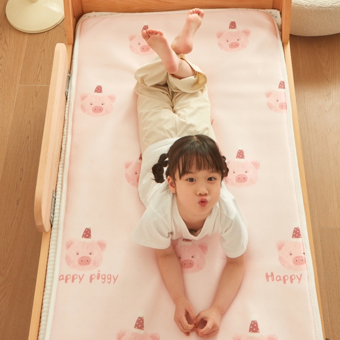 91家纺网 家纺一手货源 找家纺 艾佳宝贝 2025春夏A类多动能儿童双面床垫冰丝凉席 乖巧萌猪