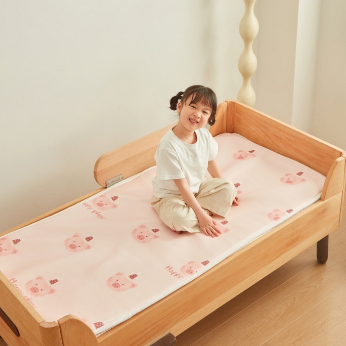 91家纺网 家纺一手货源 找家纺 艾佳宝贝 2025春夏A类多动能儿童双面床垫冰丝凉席 乖巧萌猪