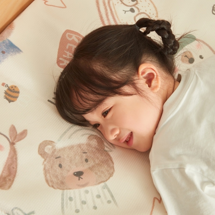 91家纺网 家纺一手货源 找家纺 艾佳宝贝 2025春夏A类多动能儿童双面床垫冰丝凉席 憨憨萌熊