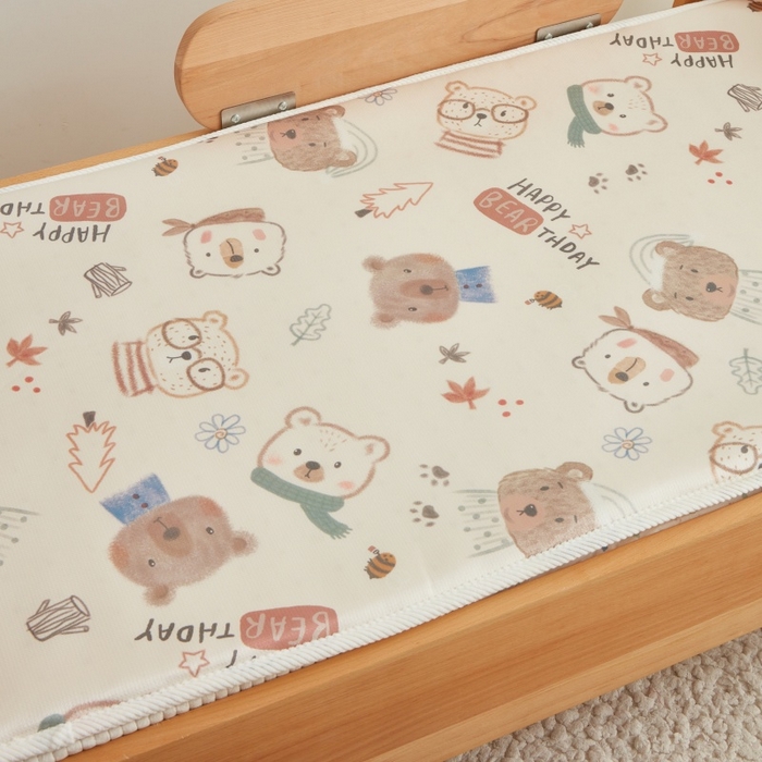 91家纺网 家纺一手货源 找家纺 艾佳宝贝 2025春夏A类多动能儿童双面床垫冰丝凉席 憨憨萌熊