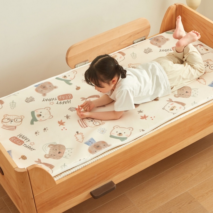 91家纺网 家纺一手货源 找家纺 艾佳宝贝 2025春夏A类多动能儿童双面床垫冰丝凉席 憨憨萌熊