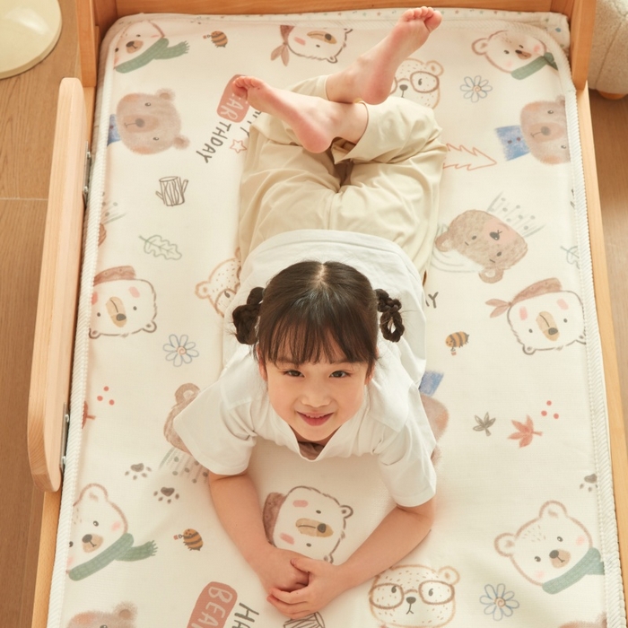 91家纺网 家纺一手货源 找家纺 艾佳宝贝 2025春夏A类多动能儿童双面床垫冰丝凉席 憨憨萌熊