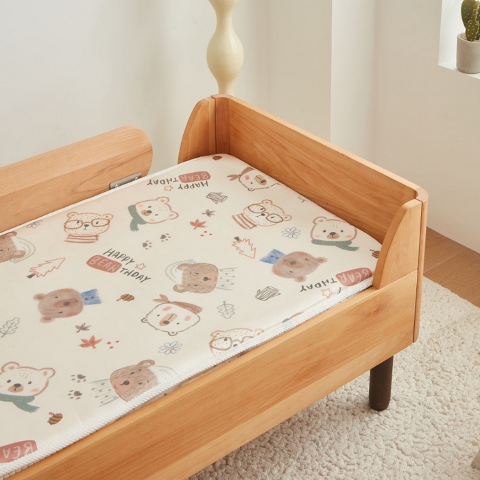 91家纺网 家纺一手货源 找家纺 艾佳宝贝 2025春夏A类多动能儿童双面床垫冰丝凉席 憨憨萌熊