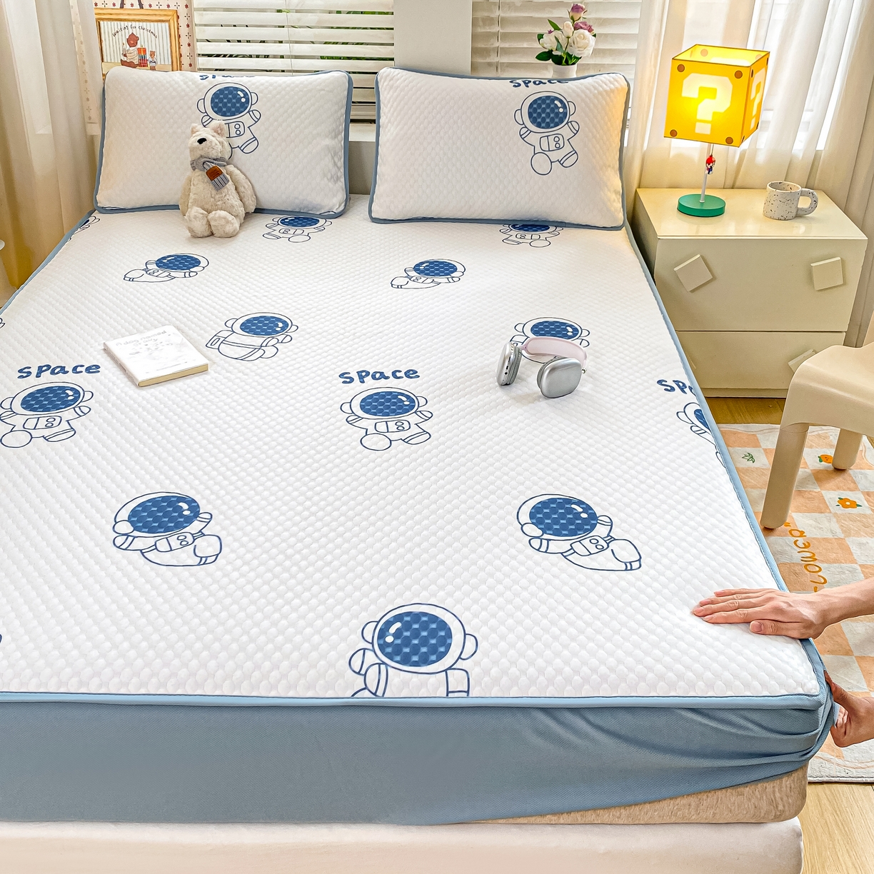 91家纺网 家纺一手货源 找家纺 慕梵家居 2025新款冰豆豆数码印花圆网凉席款凉席席子三件套 醉入星河