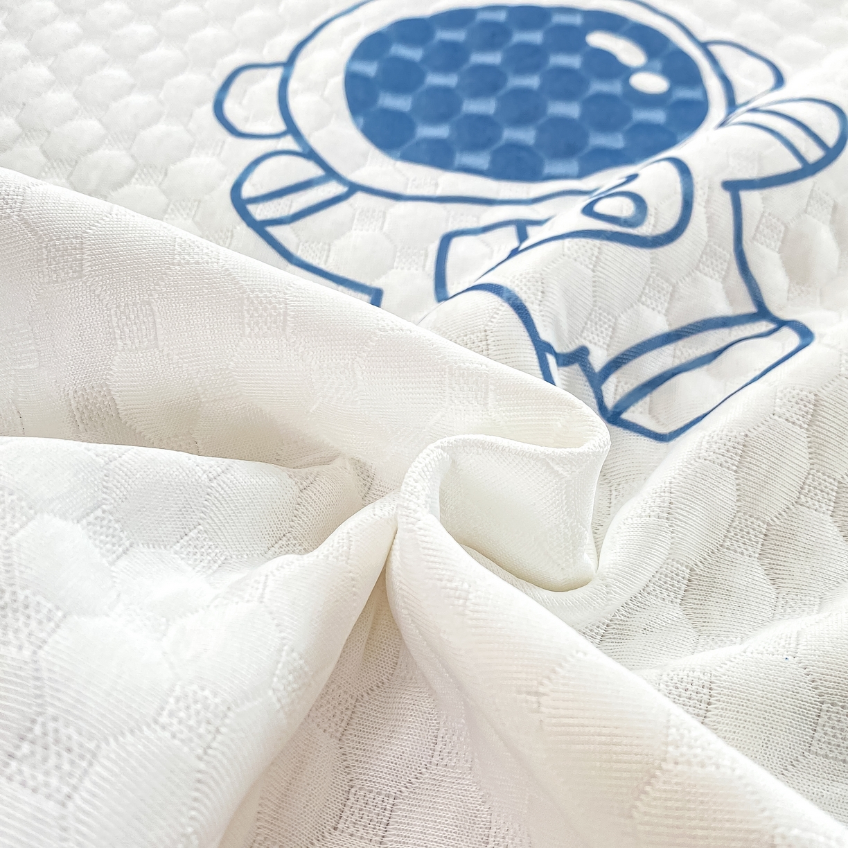 91家纺网 家纺一手货源 找家纺 慕梵家居 2025新款冰豆豆数码印花圆网凉席款凉席席子三件套 醉入星河