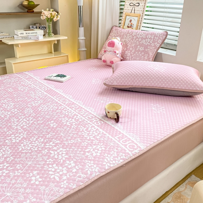 91家纺网 家纺一手货源 找家纺 慕梵家居 2025新款冰豆豆数码印花圆网凉席款凉席席子三件套 幸运花