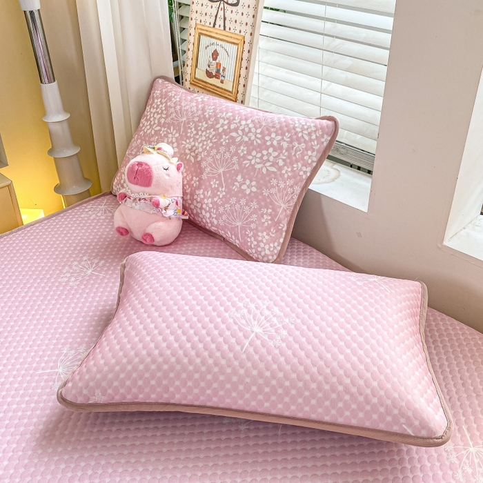 91家纺网 家纺一手货源 找家纺 慕梵家居 2025新款冰豆豆数码印花圆网凉席款凉席席子三件套 幸运花