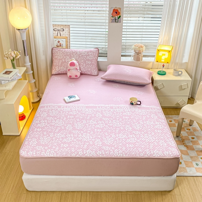 91家纺网 家纺一手货源 找家纺 慕梵家居 2025新款冰豆豆数码印花圆网凉席款凉席席子三件套 幸运花