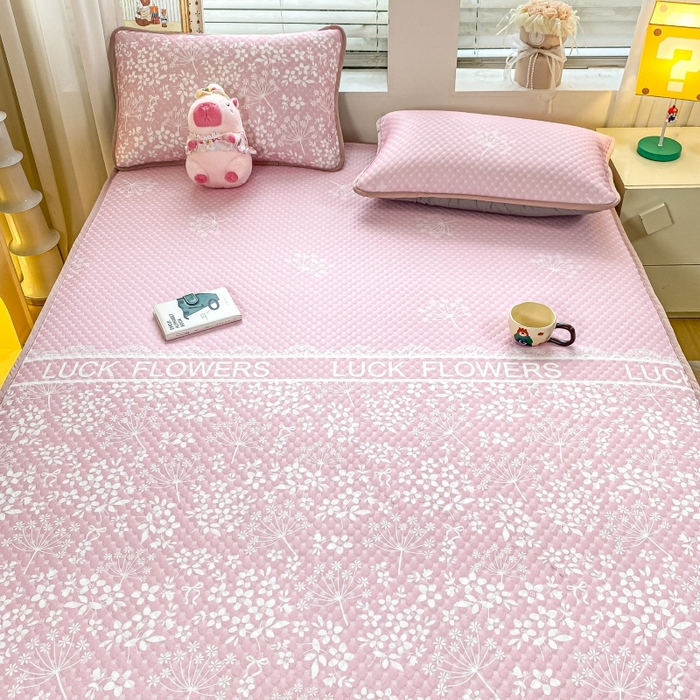 91家纺网 家纺一手货源 找家纺 慕梵家居 2025新款冰豆豆数码印花圆网凉席款凉席席子三件套 幸运花