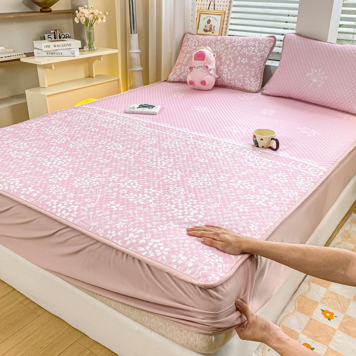 91家纺网 家纺一手货源 找家纺 慕梵家居 2025新款冰豆豆数码印花圆网凉席款凉席席子三件套 幸运花