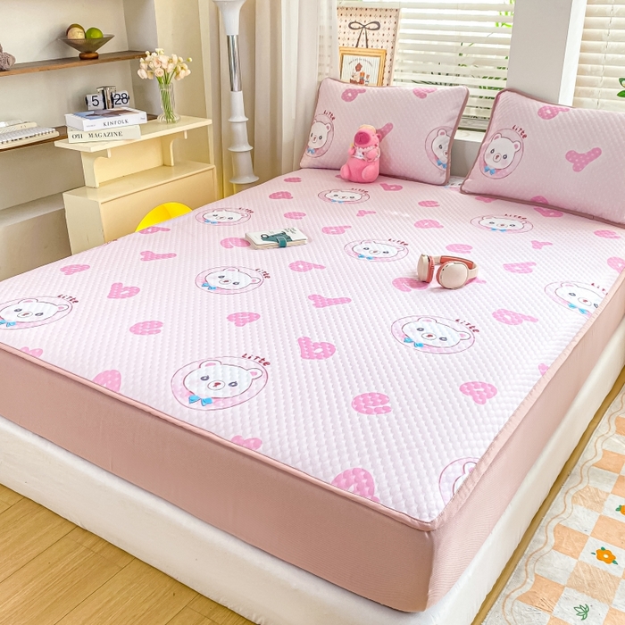 91家纺网 家纺一手货源 找家纺 慕梵家居 2025新款冰豆豆数码印花圆网凉席款凉席席子三件套 字母熊