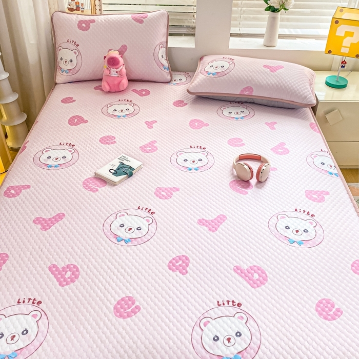 91家纺网 家纺一手货源 找家纺 慕梵家居 2025新款冰豆豆数码印花圆网凉席款凉席席子三件套 字母熊