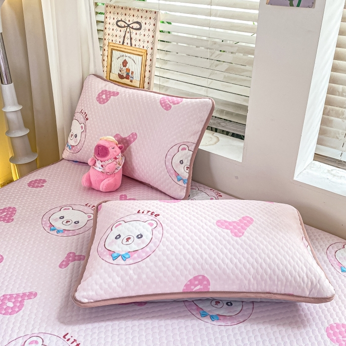 91家纺网 家纺一手货源 找家纺 慕梵家居 2025新款冰豆豆数码印花圆网凉席款凉席席子三件套 字母熊