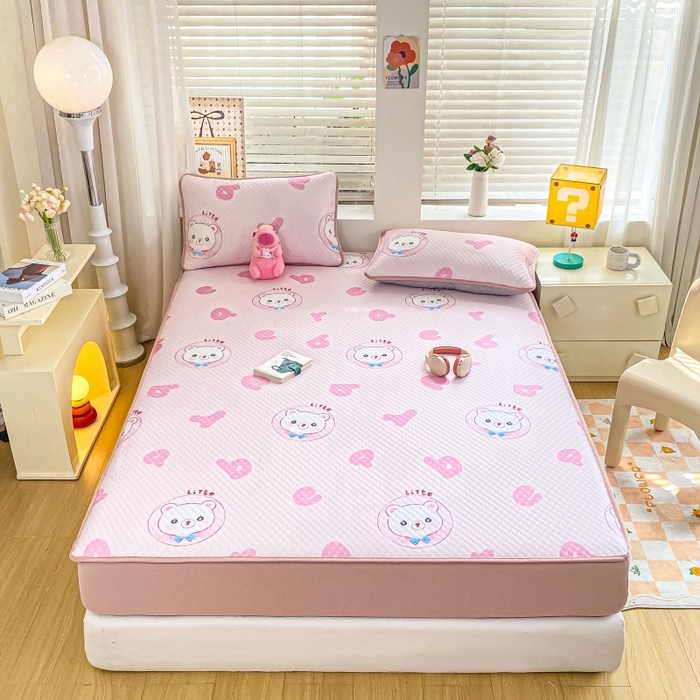 91家纺网 家纺一手货源 找家纺 慕梵家居 2025新款冰豆豆数码印花圆网凉席款凉席席子三件套 字母熊