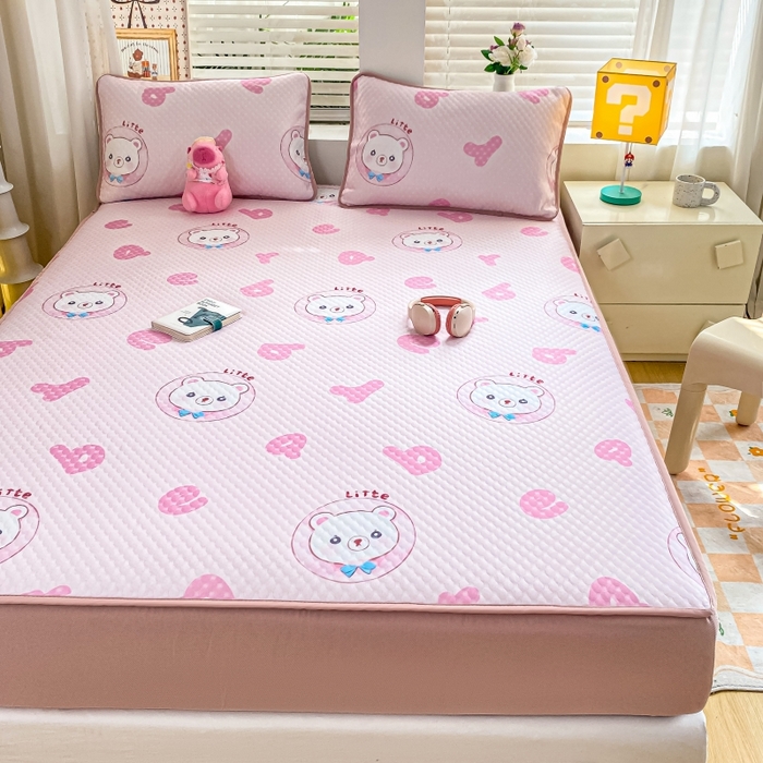 91家纺网 家纺一手货源 找家纺 慕梵家居 2025新款冰豆豆数码印花圆网凉席款凉席席子三件套 字母熊