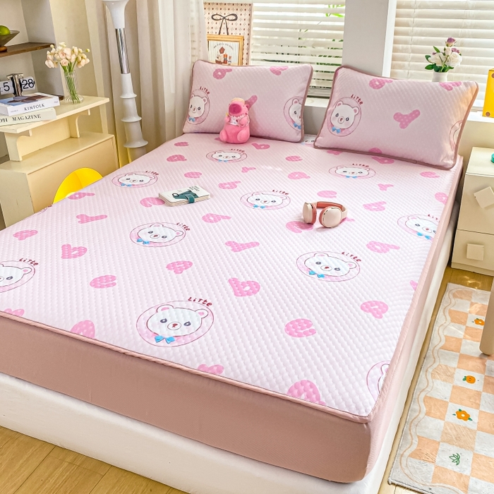 91家纺网 家纺一手货源 找家纺 慕梵家居 2025新款冰豆豆数码印花圆网凉席款凉席席子三件套 字母熊