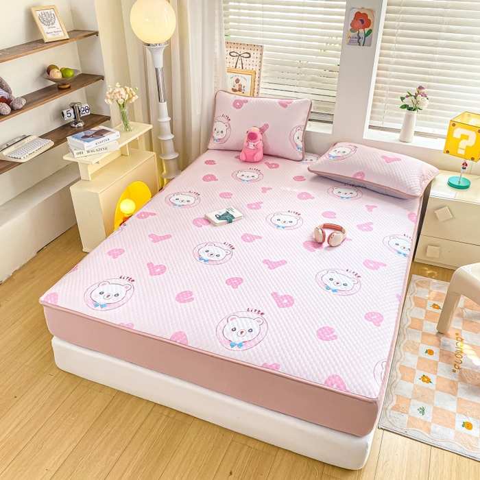 91家纺网 家纺一手货源 找家纺 慕梵家居 2025新款冰豆豆数码印花圆网凉席款凉席席子三件套 字母熊