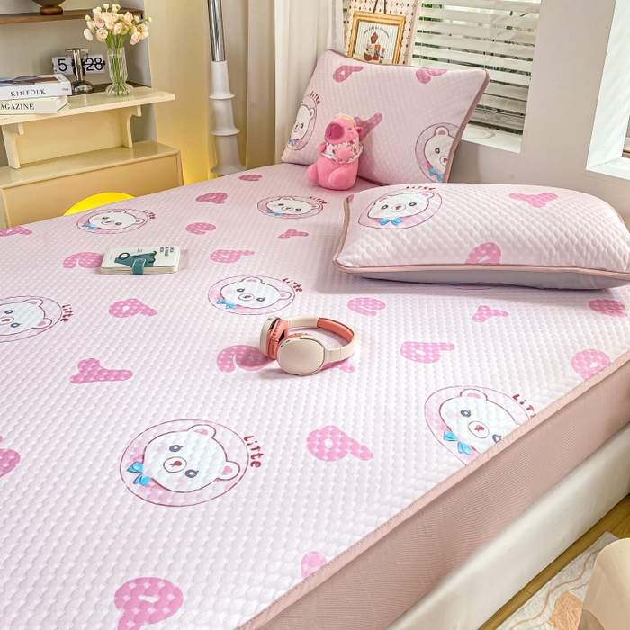 91家纺网 家纺一手货源 找家纺 慕梵家居 2025新款冰豆豆数码印花圆网凉席款凉席席子三件套 字母熊