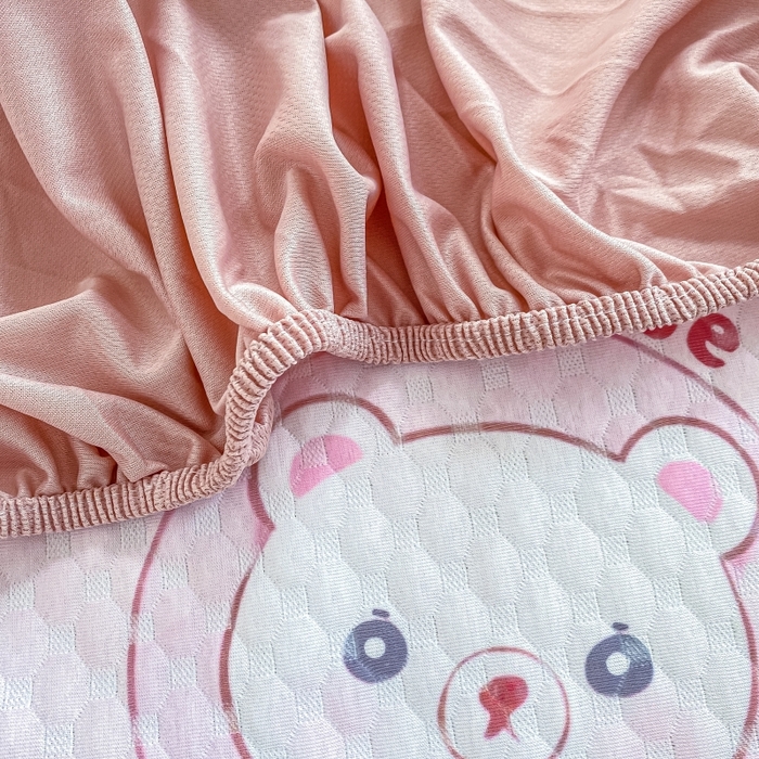 91家纺网 家纺一手货源 找家纺 慕梵家居 2025新款冰豆豆数码印花圆网凉席款凉席席子三件套 字母熊