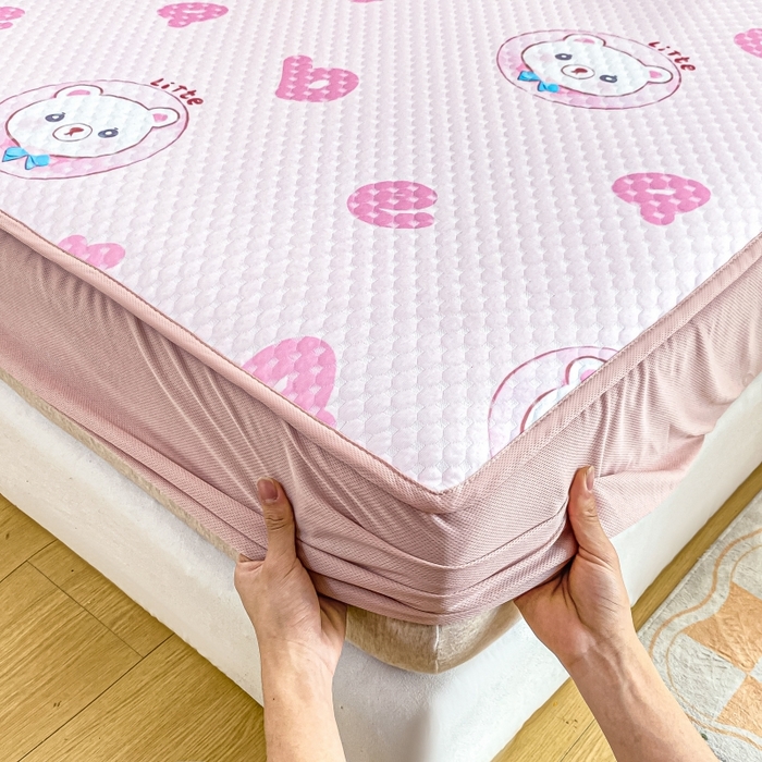 91家纺网 家纺一手货源 找家纺 慕梵家居 2025新款冰豆豆数码印花圆网凉席款凉席席子三件套 字母熊