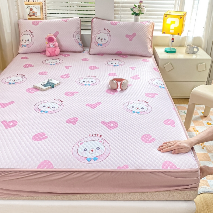 91家纺网 家纺一手货源 找家纺 慕梵家居 2025新款冰豆豆数码印花圆网凉席款凉席席子三件套 字母熊