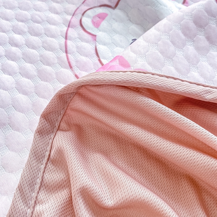 91家纺网 家纺一手货源 找家纺 慕梵家居 2025新款冰豆豆数码印花圆网凉席款凉席席子三件套 字母熊