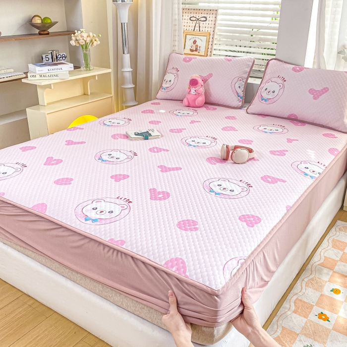 91家纺网 家纺一手货源 找家纺 慕梵家居 2025新款冰豆豆数码印花圆网凉席款凉席席子三件套 字母熊