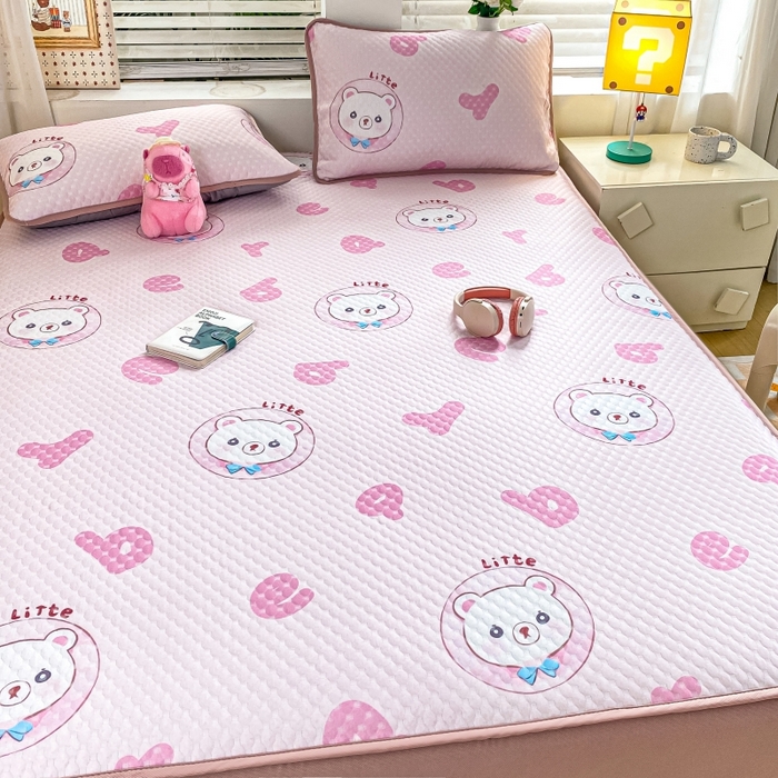 91家纺网 家纺一手货源 找家纺 慕梵家居 2025新款冰豆豆数码印花圆网凉席款凉席席子三件套 字母熊